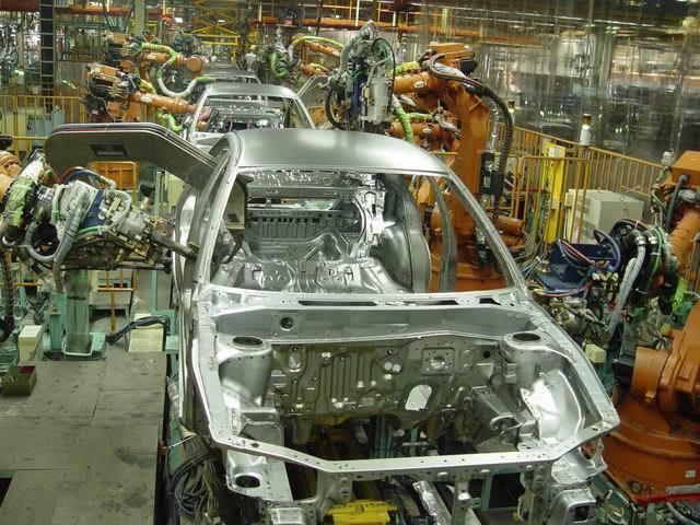 20世紀(jì)以來，世界汽車年產(chǎn)量先以幾千輛、幾萬輛計(jì),后以千萬輛計(jì),至1978年已達(dá)到4249萬輛左右。世界汽車工業(yè)的發(fā)展大致上經(jīng)歷了4個(gè)階段。